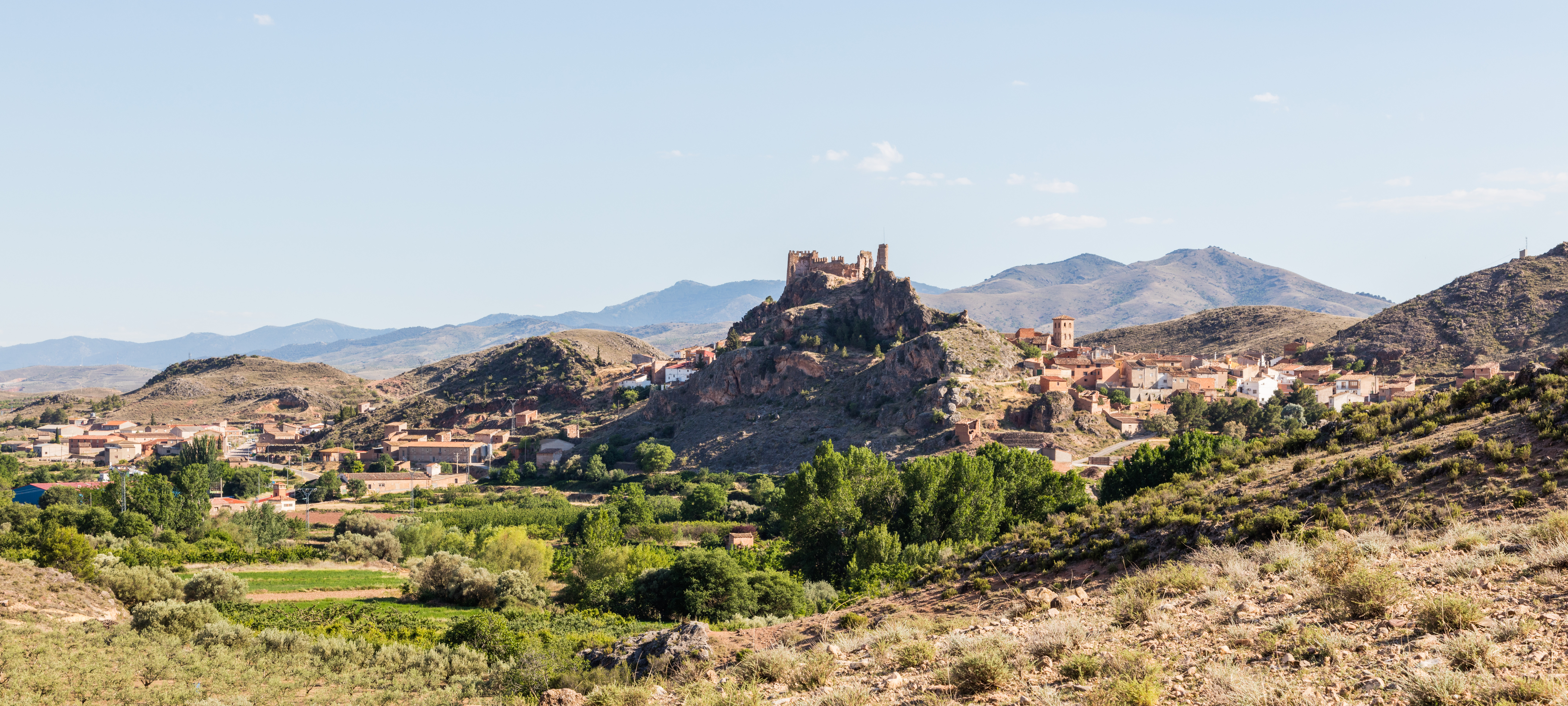 Vista del municipio y su castillo.