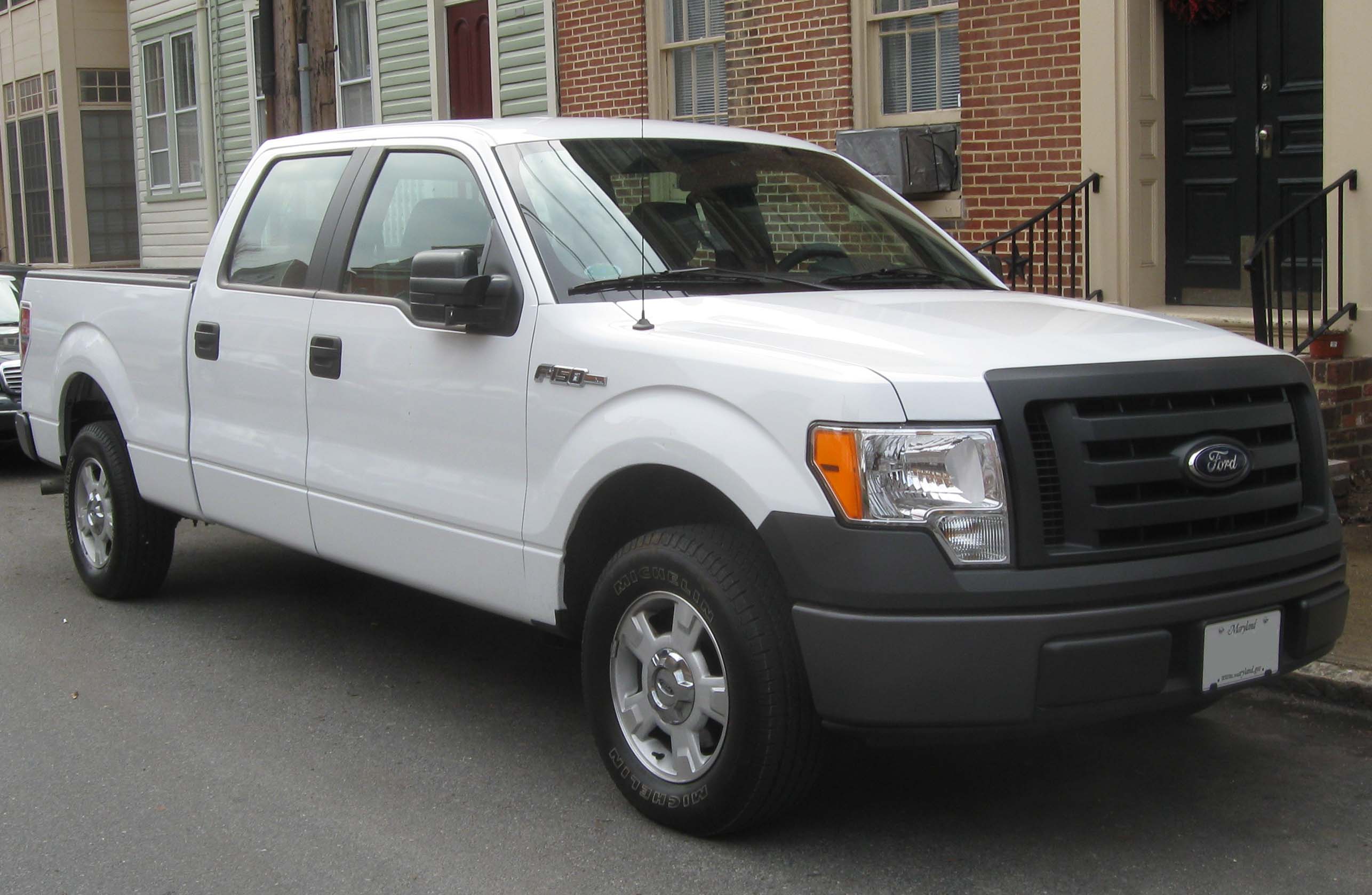 Ford_F-150_XL_SuperCrew_--_03-10-2010.jpg