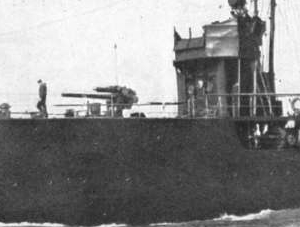 HMS Defender 1911 4 inch gun.jpg