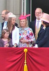 Amelia se svou babičkou, vévodkyní z Kentu, v Buckinghamském paláci v roce 2012