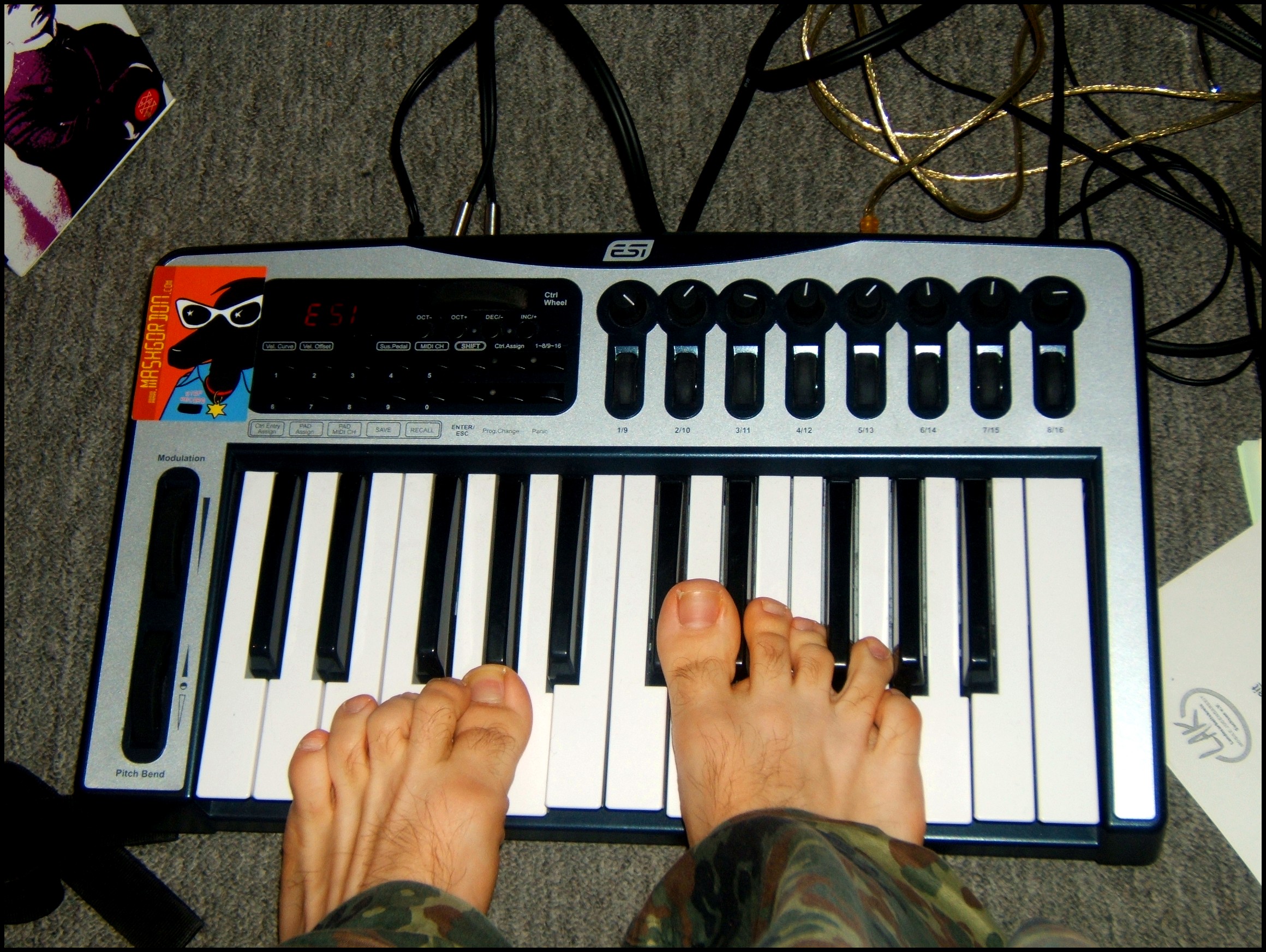 [Image: ESI_NeON_25-key_MIDI_Keyboard_Controller...D-FEET.jpg]