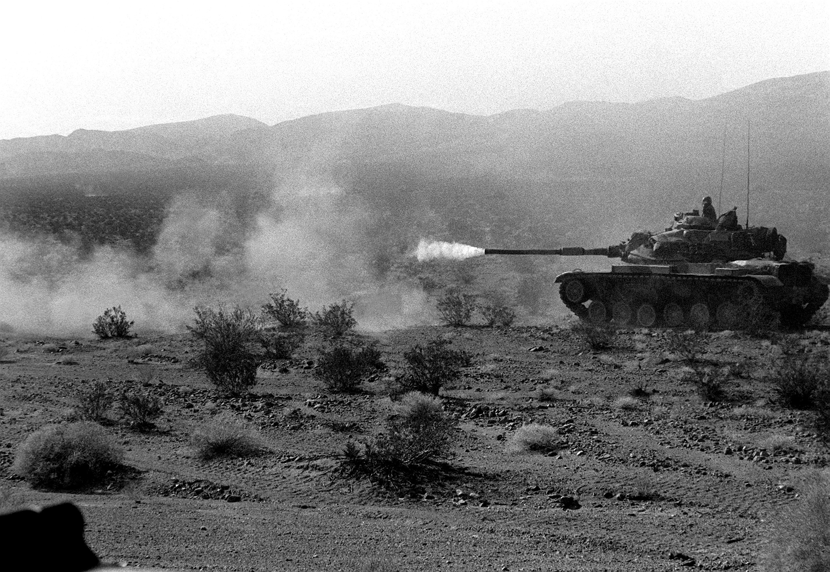 الدبابة M60 ومشتقاتها... شامل Gallant_Eagle_'82,_firing_M60_tank