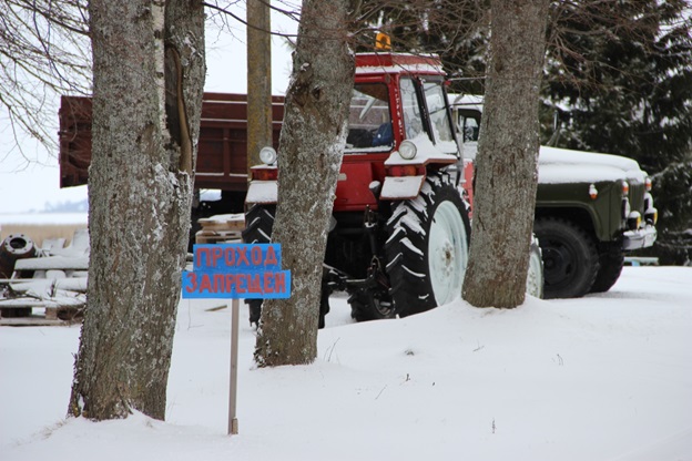 Табличка «Проход запрещён» на улице села Кобылье Городище, 2018