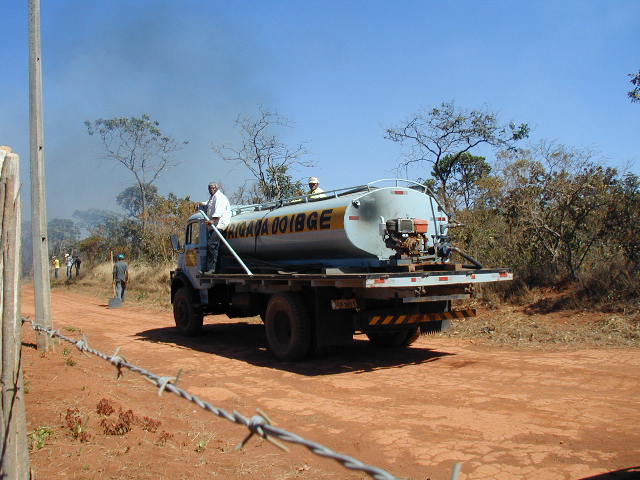 Brigada de incêndio da Reserva realizando trabalho preventivo no início da estação seca