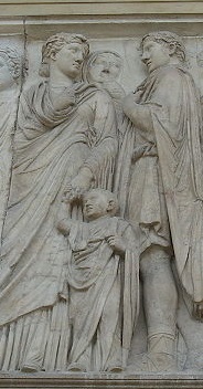 personnages en bas-relief