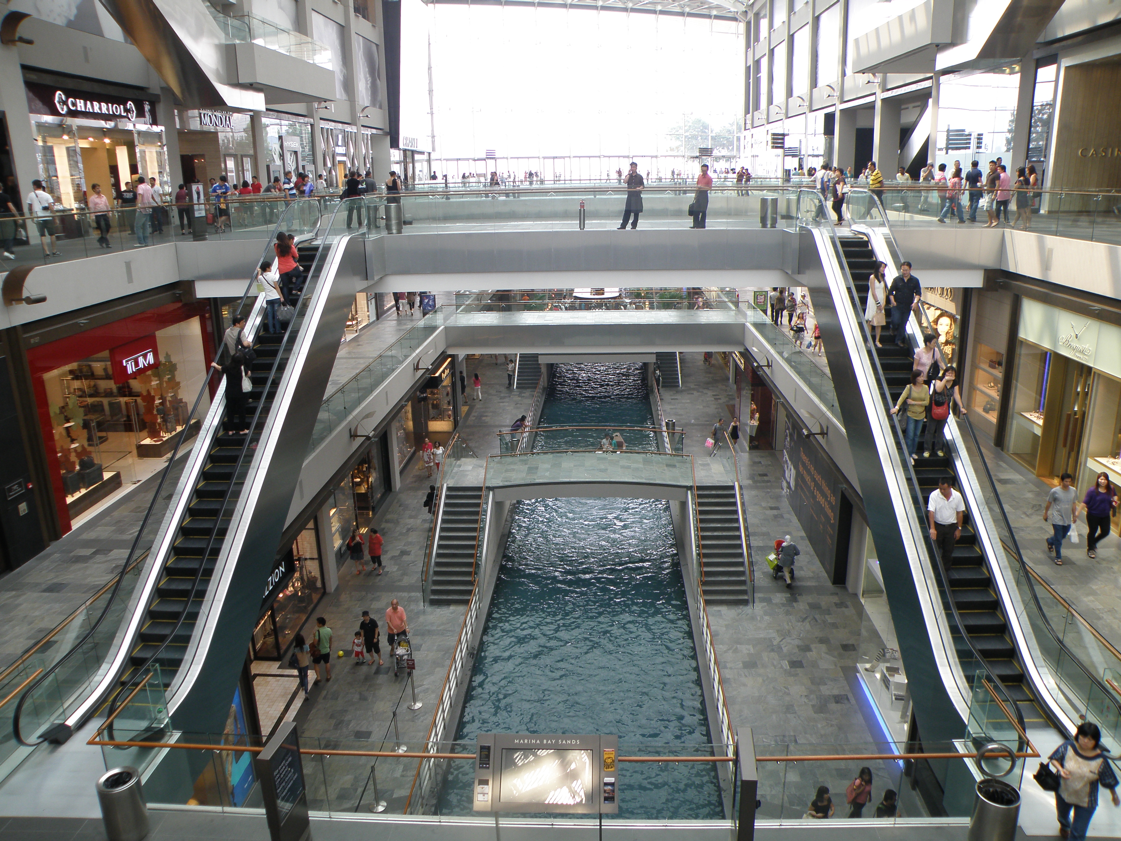 http://upload.wikimedia.org/wikipedia/commons/e/ec/Canal_inside_Marina_Bay_Sands.JPG