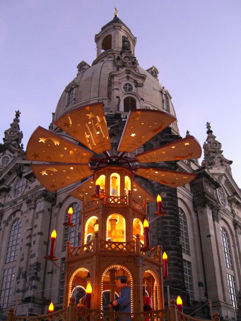 http://upload.wikimedia.org/wikipedia/commons/e/ec/Dresden_Frauenkirche_Weihnachtspyramide_C.Muench.jpg?uselang=cs