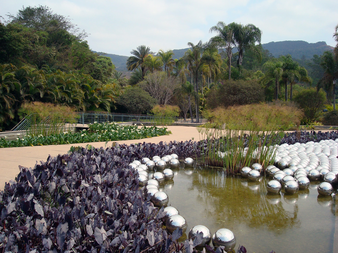 File:Inhotim yayoi kusama 01.jpg  Wikimedia Commons