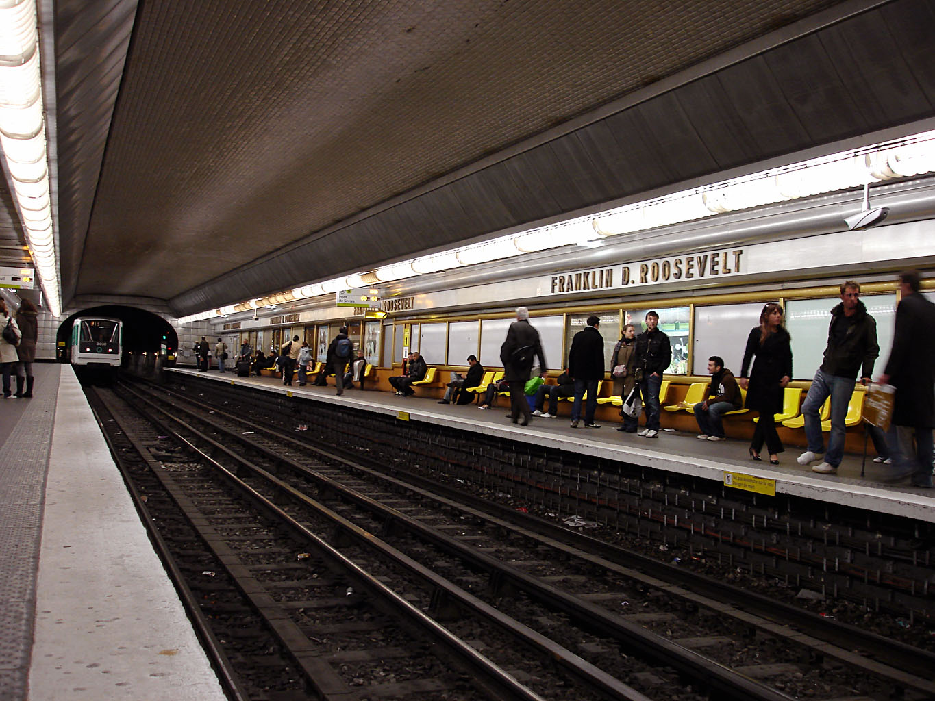 File:Metro Paris - Ligne 9 - station Franklin D. Roosevelt 05.jpg