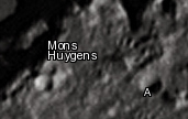 Вид с Земли. Справа обозначен кратер Гюйгенс А[1].