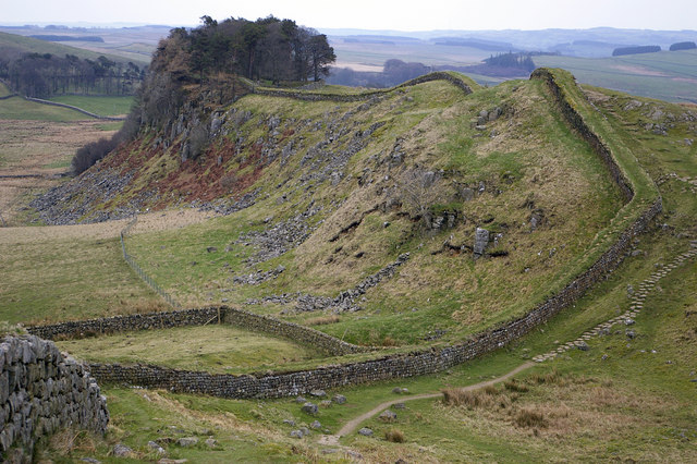Hadrian's_wall_at_Cuddy's_Crags_and_Housesteads_Crags_-_geograph.org.uk_-_404992.jpg