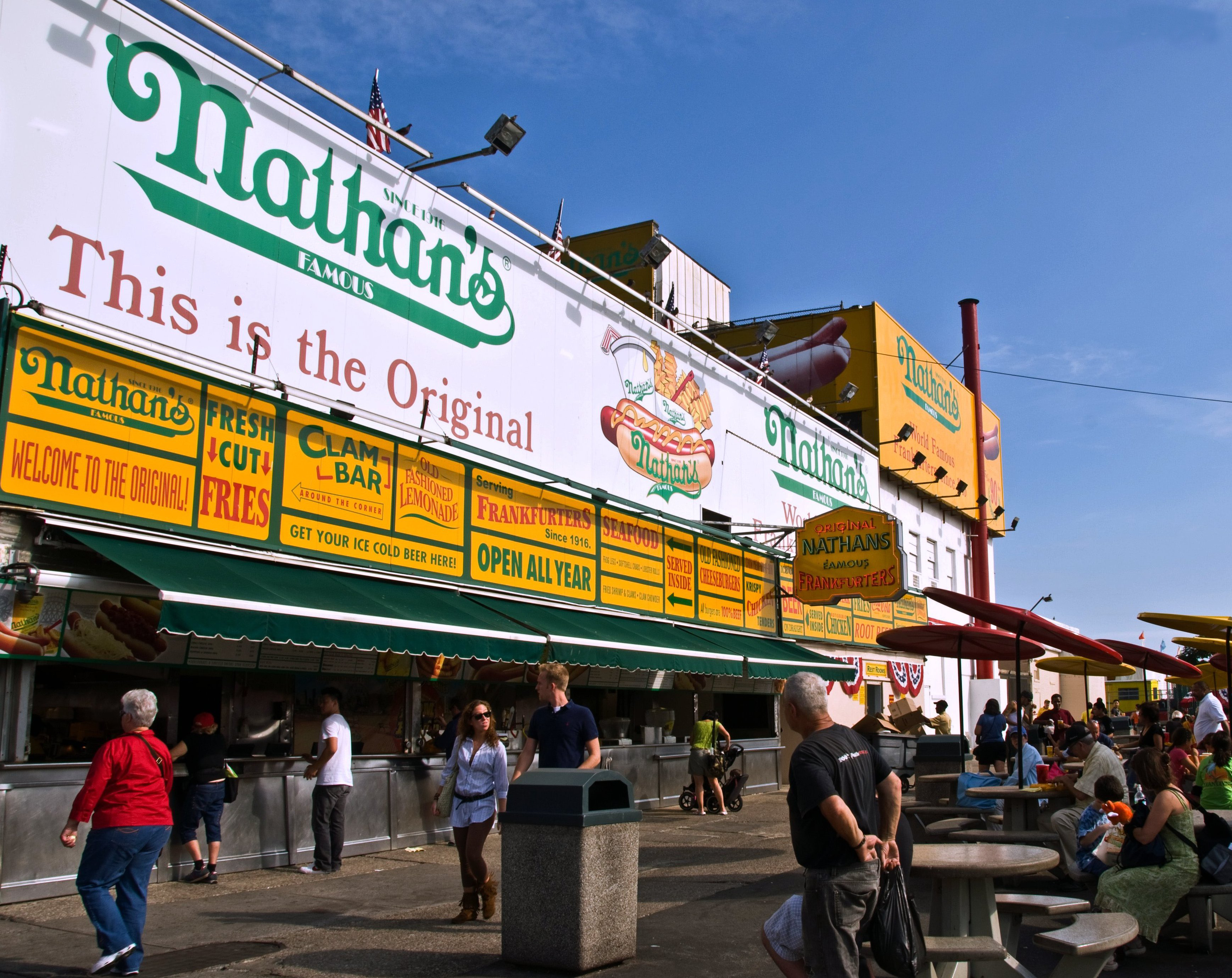 Nathan's Famous Imbiss auf Coney Island, New York - Quelle: WikiCommons