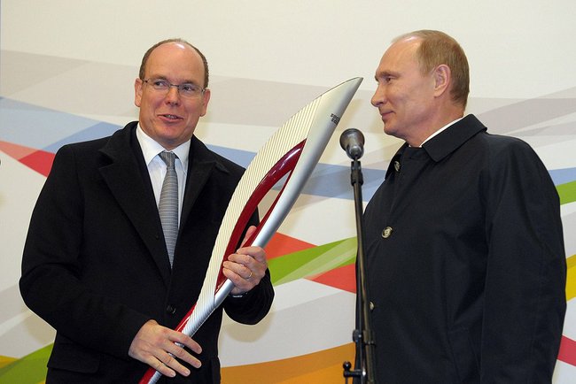 Податотека:Albert II, Prince of Monaco with Vladimir Putin and Olimpic torch - Moscow 4 October 2013.jpg