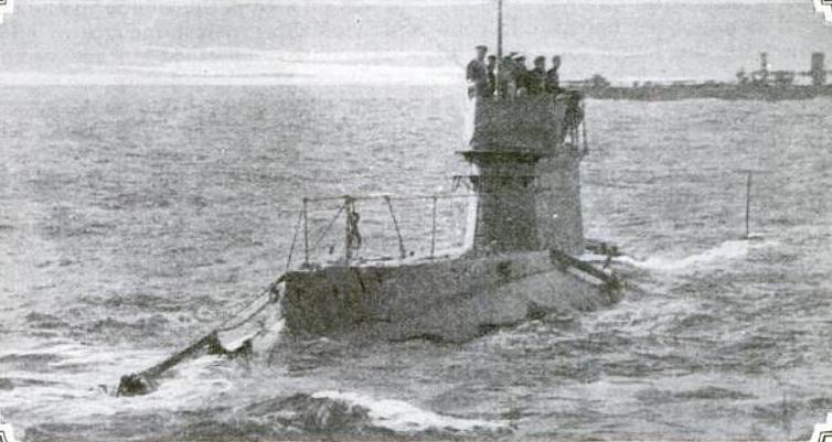 Файл:HMS B11 Under way decks awash.JPG