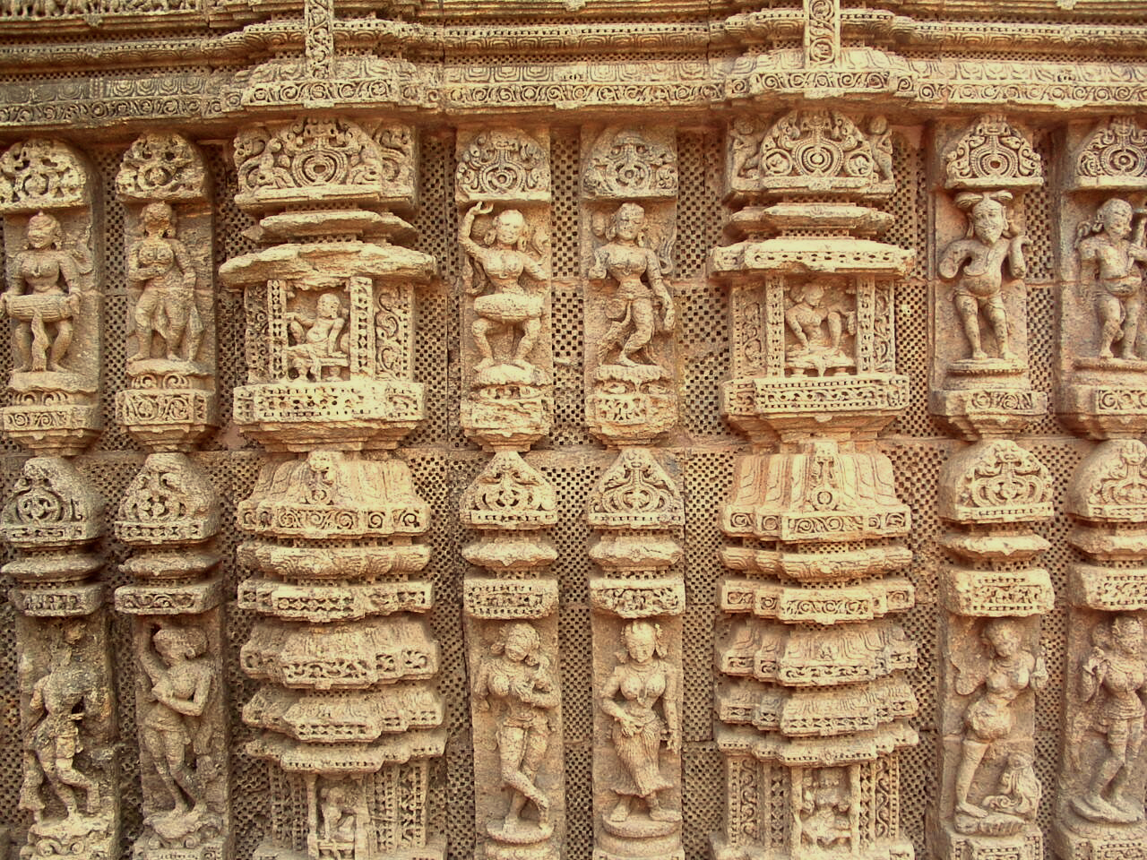 The image “http://upload.wikimedia.org/wikipedia/commons/e/ee/Stone_work_at_Konark_Orissa_India.jpg” cannot be displayed, because it contains errors.
