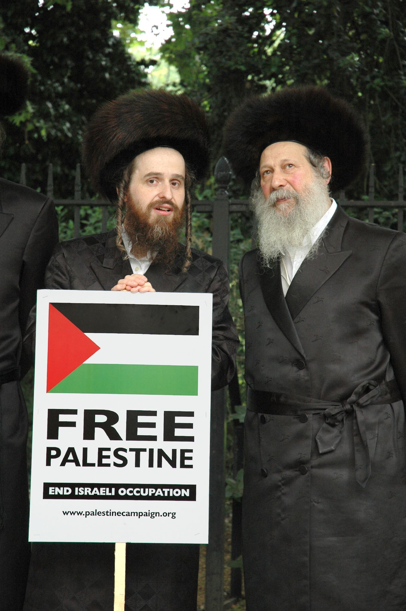 http://upload.wikimedia.org/wikipedia/commons/e/ef/Members_of_Neturei_Karta_Orthodox_Jewish_group_protest_against_Israel_2.jpg