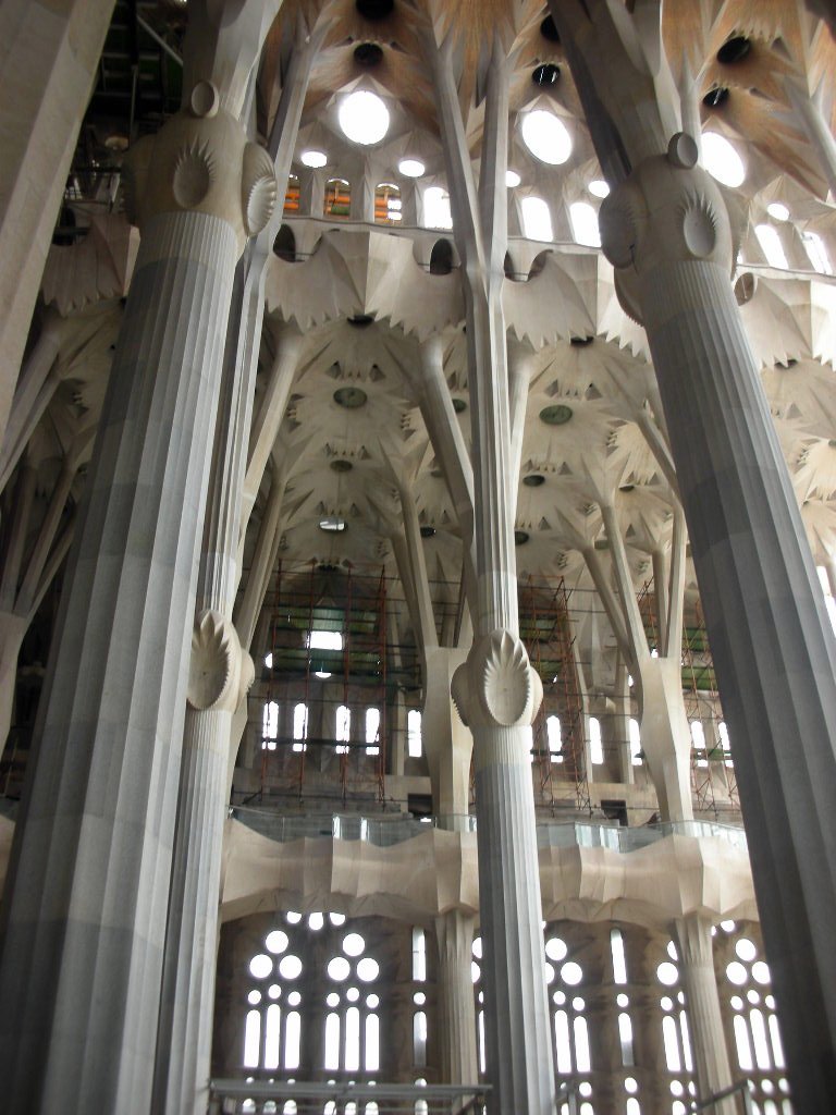 columnas helicoidales sagrada familia antoni gaudí - inspiracion volatil blog
