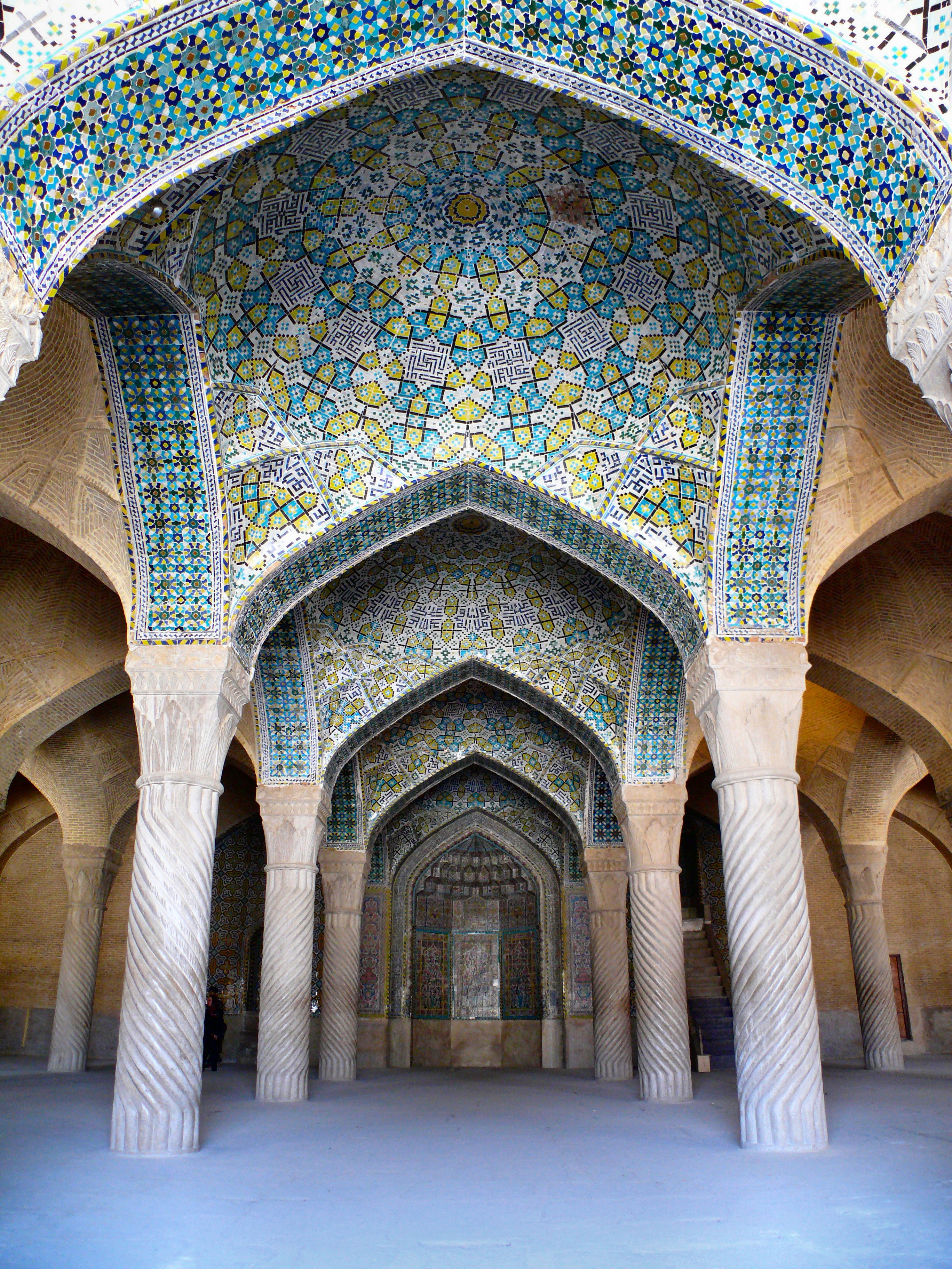 [تصویر: Vakil_Mosque_Shabestan.jpg]