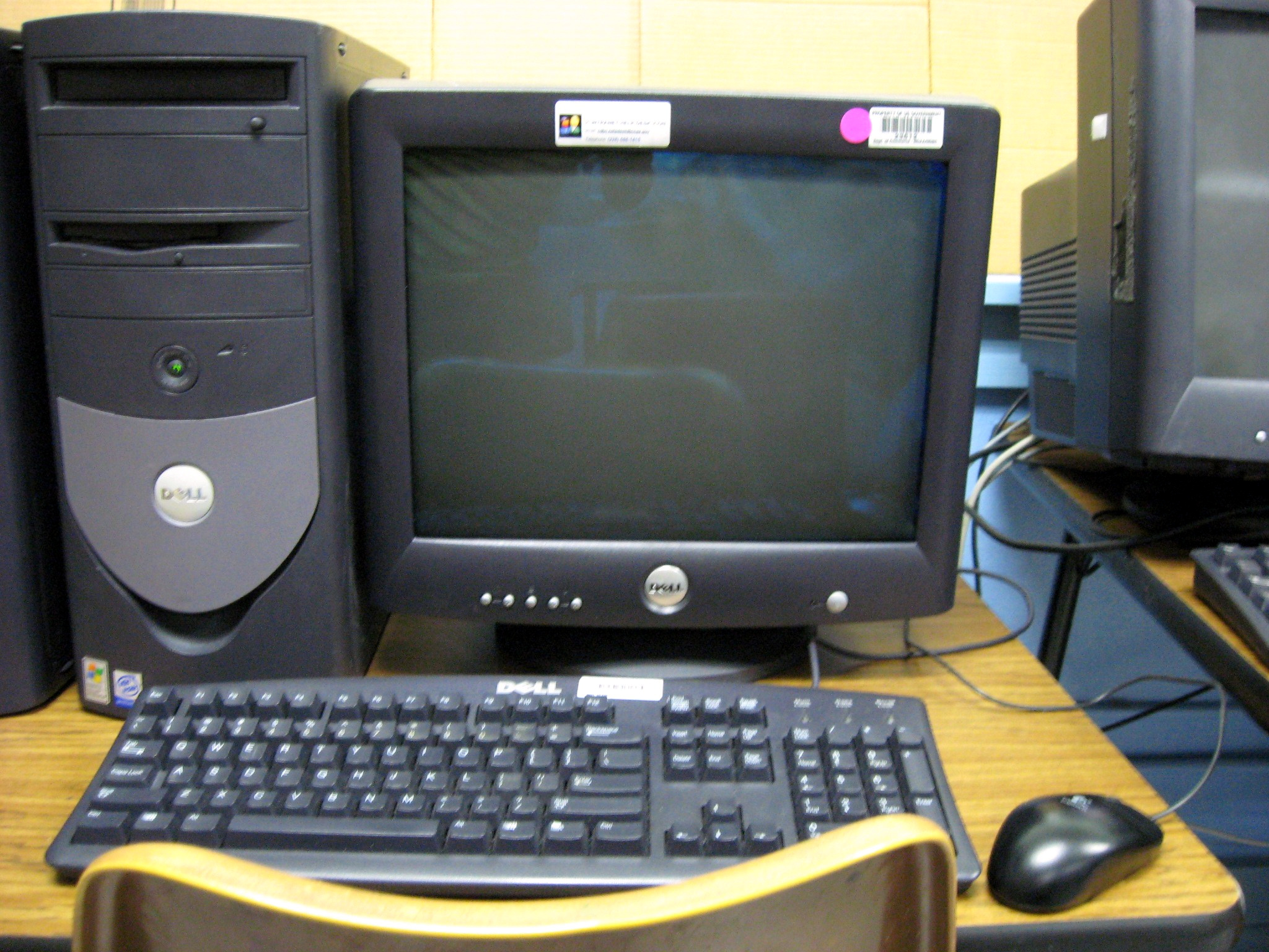 File:Dell Desktop Computer in school classroom.jpg - Wikimedia Commons