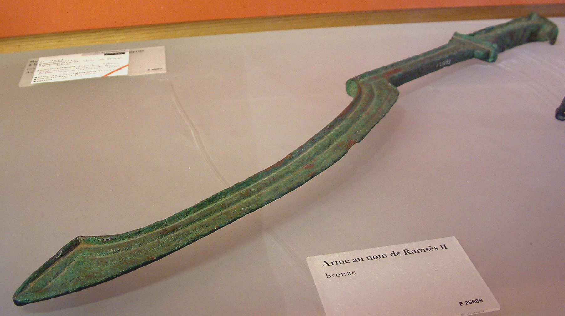 Egypte_louvre_132_arme.jpg