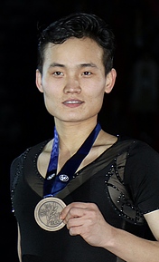 Ким Джусик на церемонии награждения чемпионата четырёх континентов (2018)