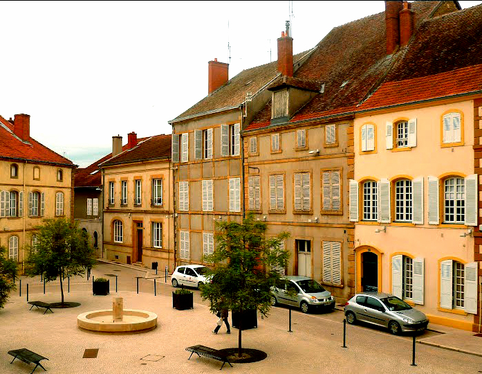 File:Place Lamartine-Paray-le-Monial.jpg