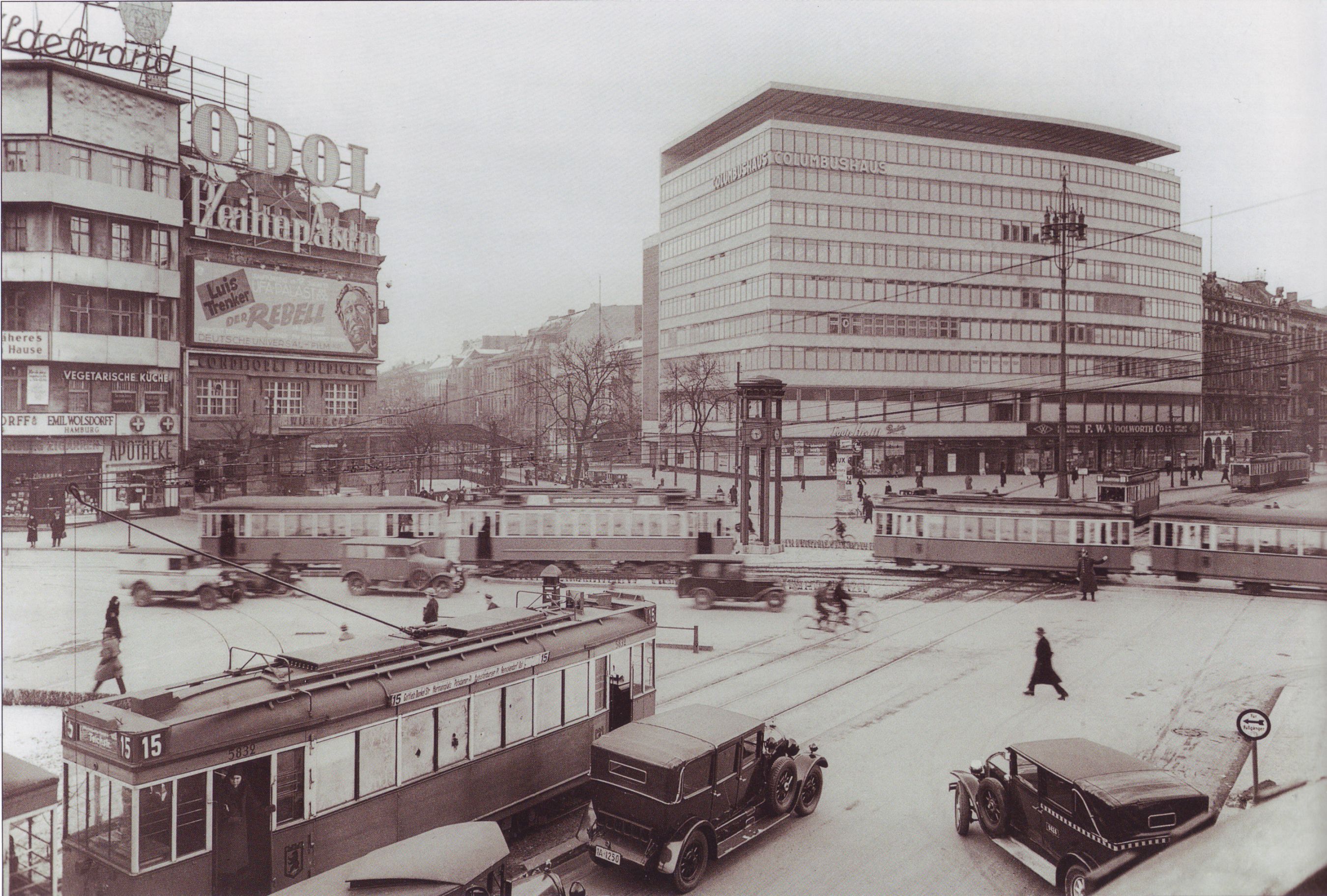 Potsdamer_Platz_mit_Columbushaus%2C_1932.jpg