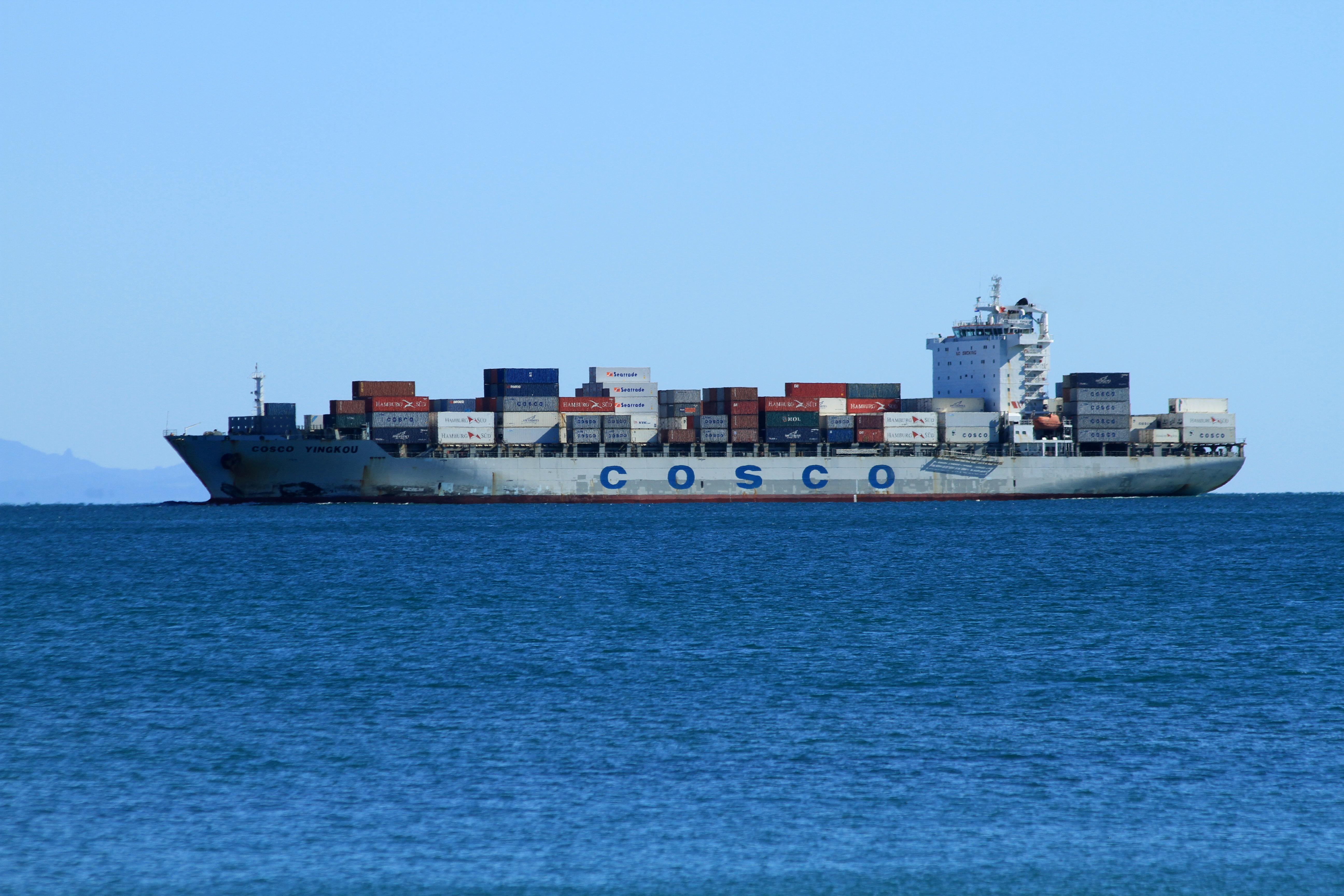 http://upload.wikimedia.org/wikipedia/commons/f/f1/Cargo_ship_off_Mount_Maunganui_(5643876569).jpg