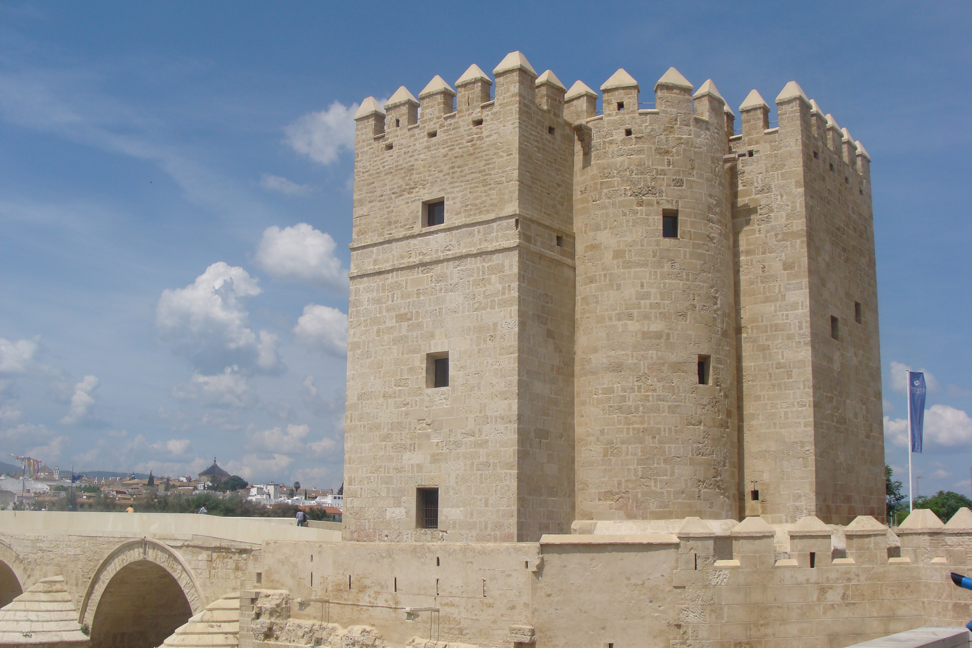 File:Torre de la Calahorra (Córdoba, España).jpg - Wikimedia Commons