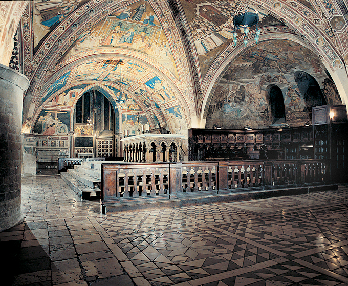 wnętrze kościoła dolnego bazyliki św. Franciszka w Asyżu