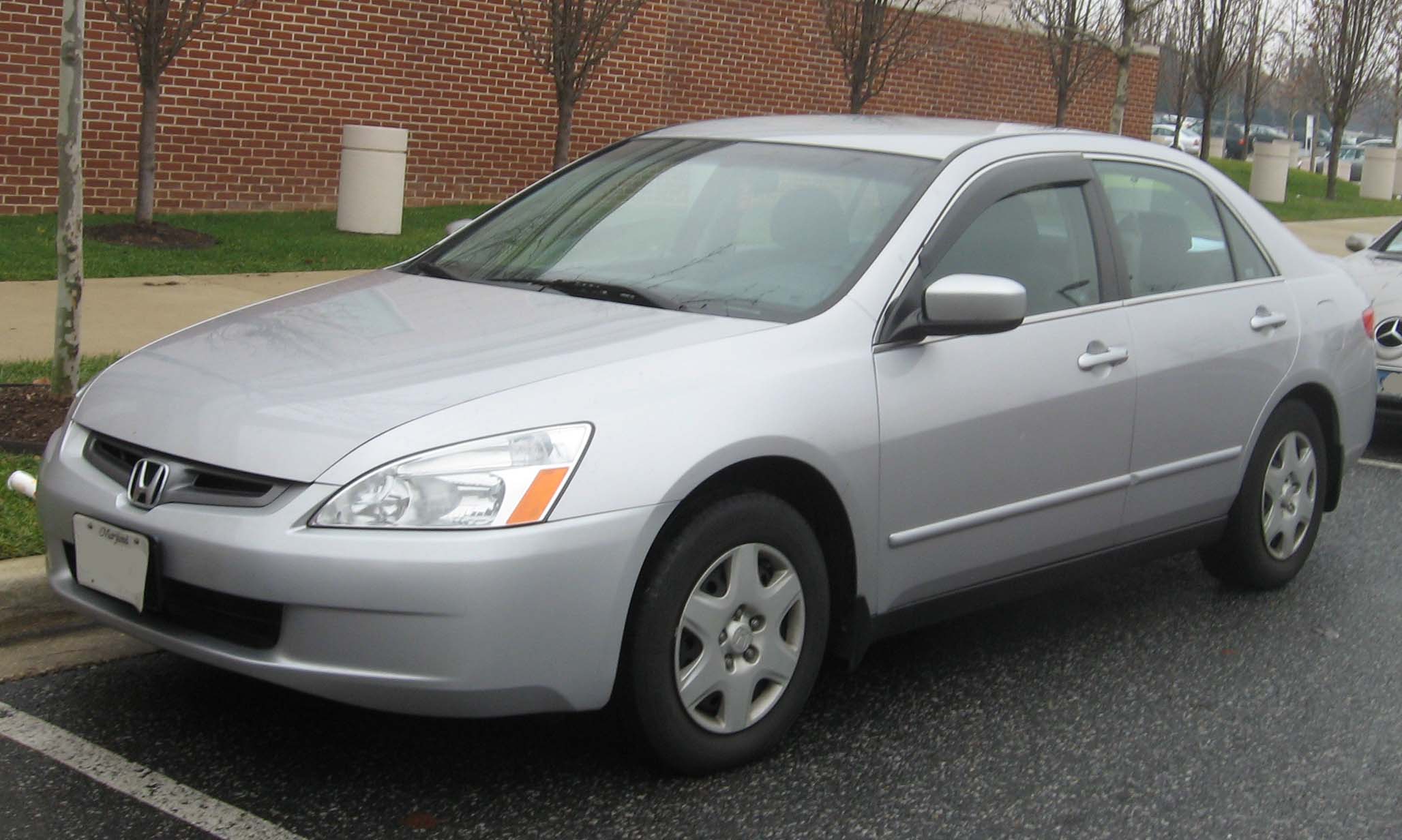 Descrição 2003-2004 Honda Accord LX sedan.jpg