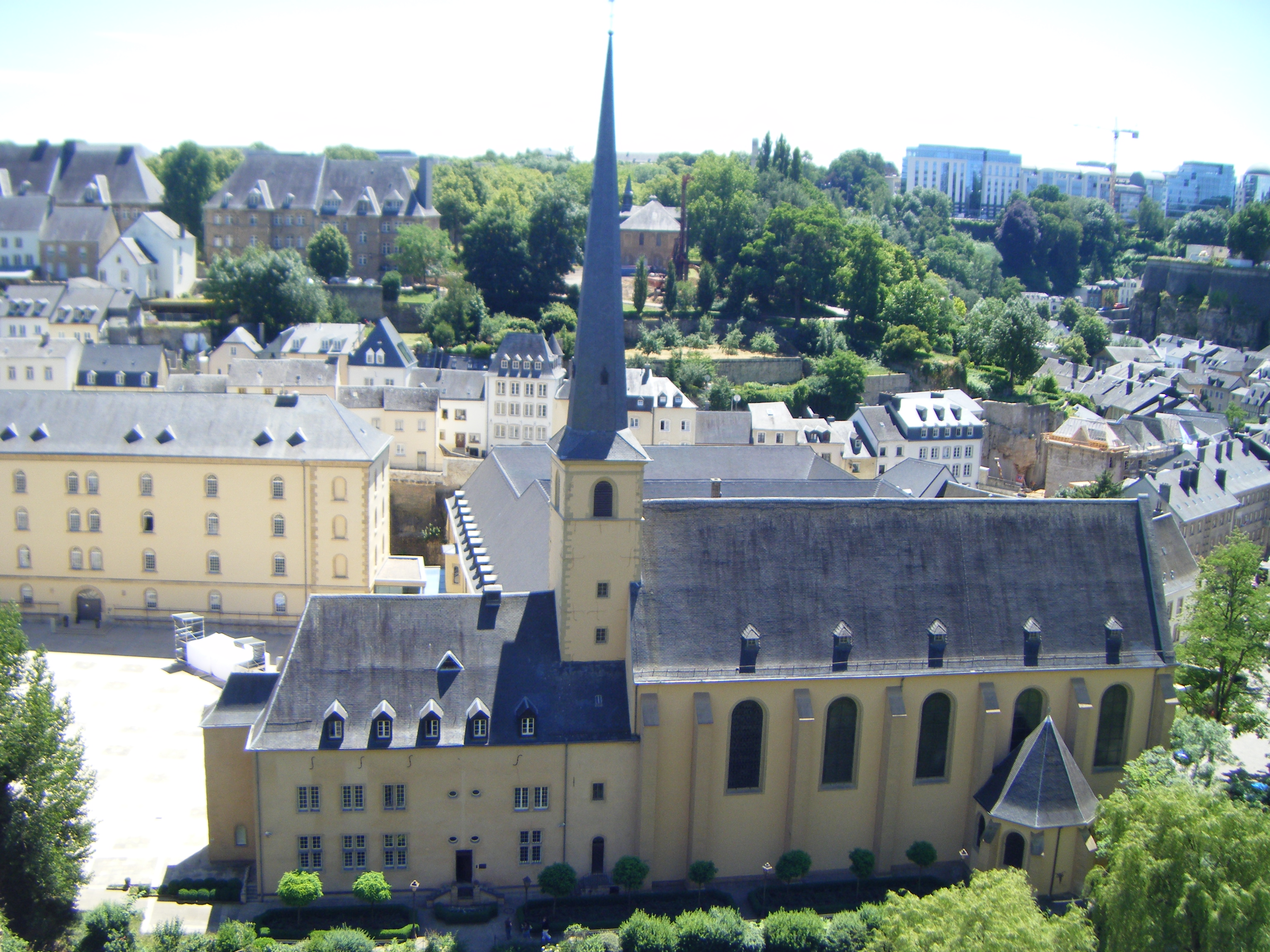 http://upload.wikimedia.org/wikipedia/commons/f/f4/Abbaye_de_Neum%C3%BCnster_-_Natural_light.jpg