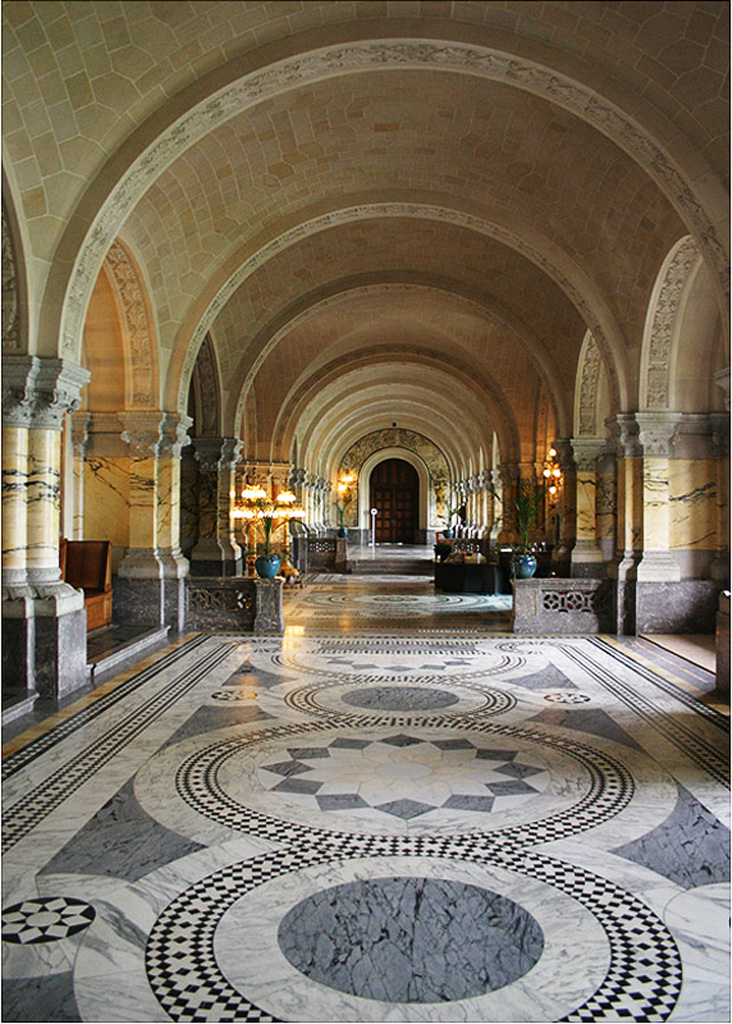 Sala principal del Palacio de la Paz, al fondo la entrada de la Sala de la Corte Internacional de Justicia (wikimedia.org)