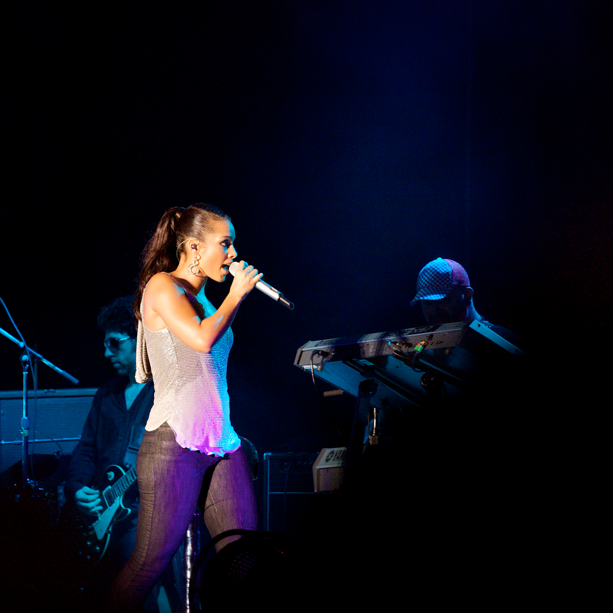 http://upload.wikimedia.org/wikipedia/commons/f/f5/Alicia_Keys_at_the_Summer_Sonic_Festival.jpg
