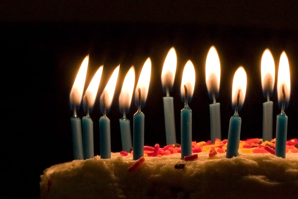 File:Blue candles on birthday cake.jpg - Wikipedia, the free ...