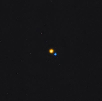 Albireo, a beautiful double star. Image by Hewholooks.