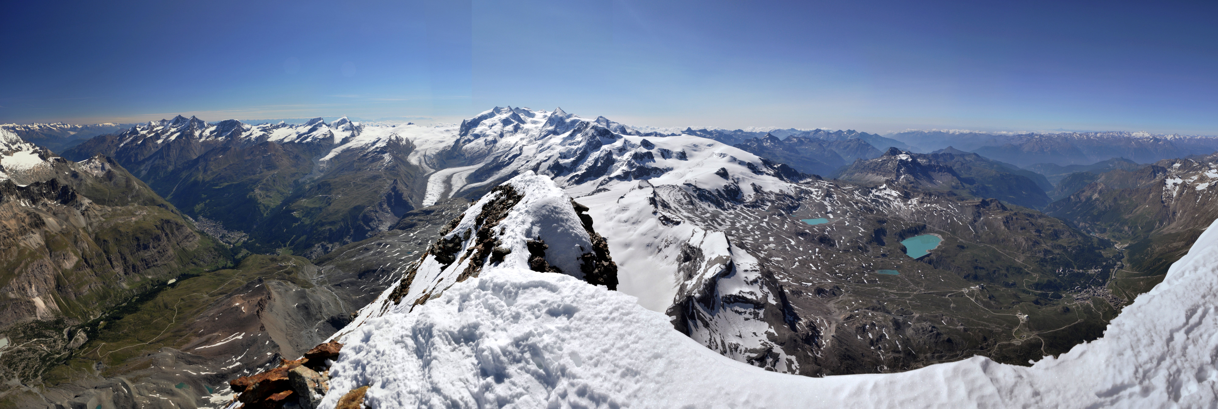 Vedere de pe vârful Matterhorn spre muntele Rosa, văile Matter („Mattertal”, stânga) și Valtournenche (dreapta)