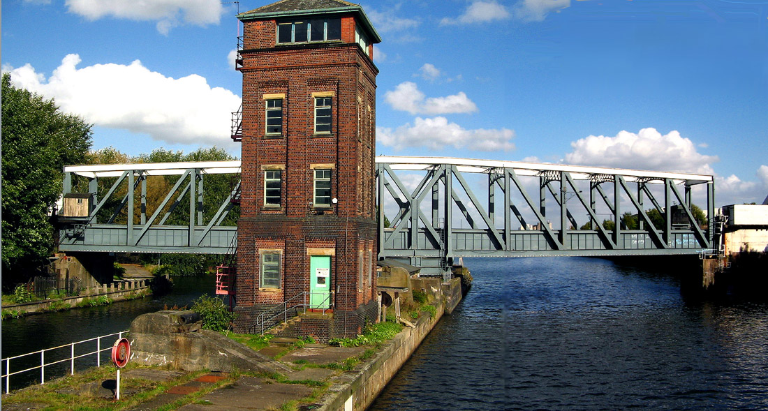 The en:Barton Swing Aqueduct near Eccles in en:Greater Manchester. Which takes the en:Bridgewater Canal over the en:Manchester Ship Canal. Photo by [[:en:User:G-Man]]