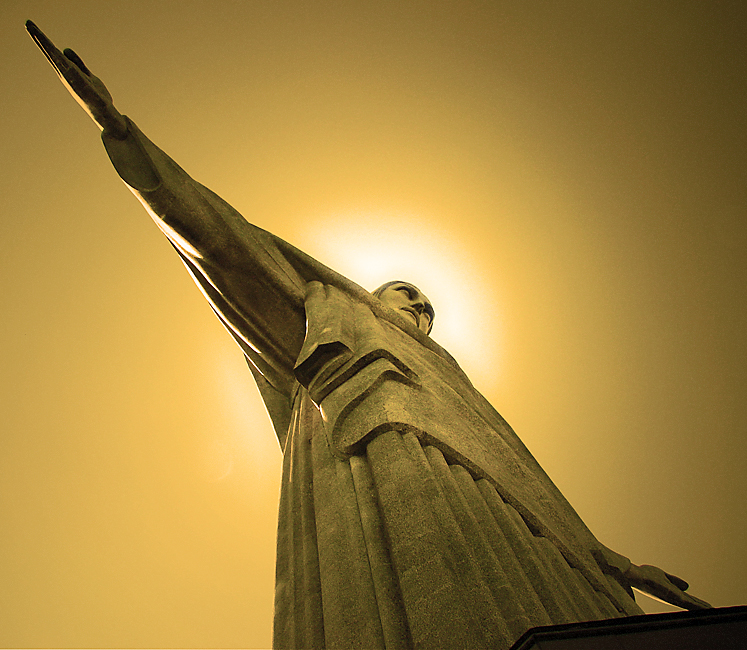 Cristo_Redentor_viewed_from_the_base.jpg