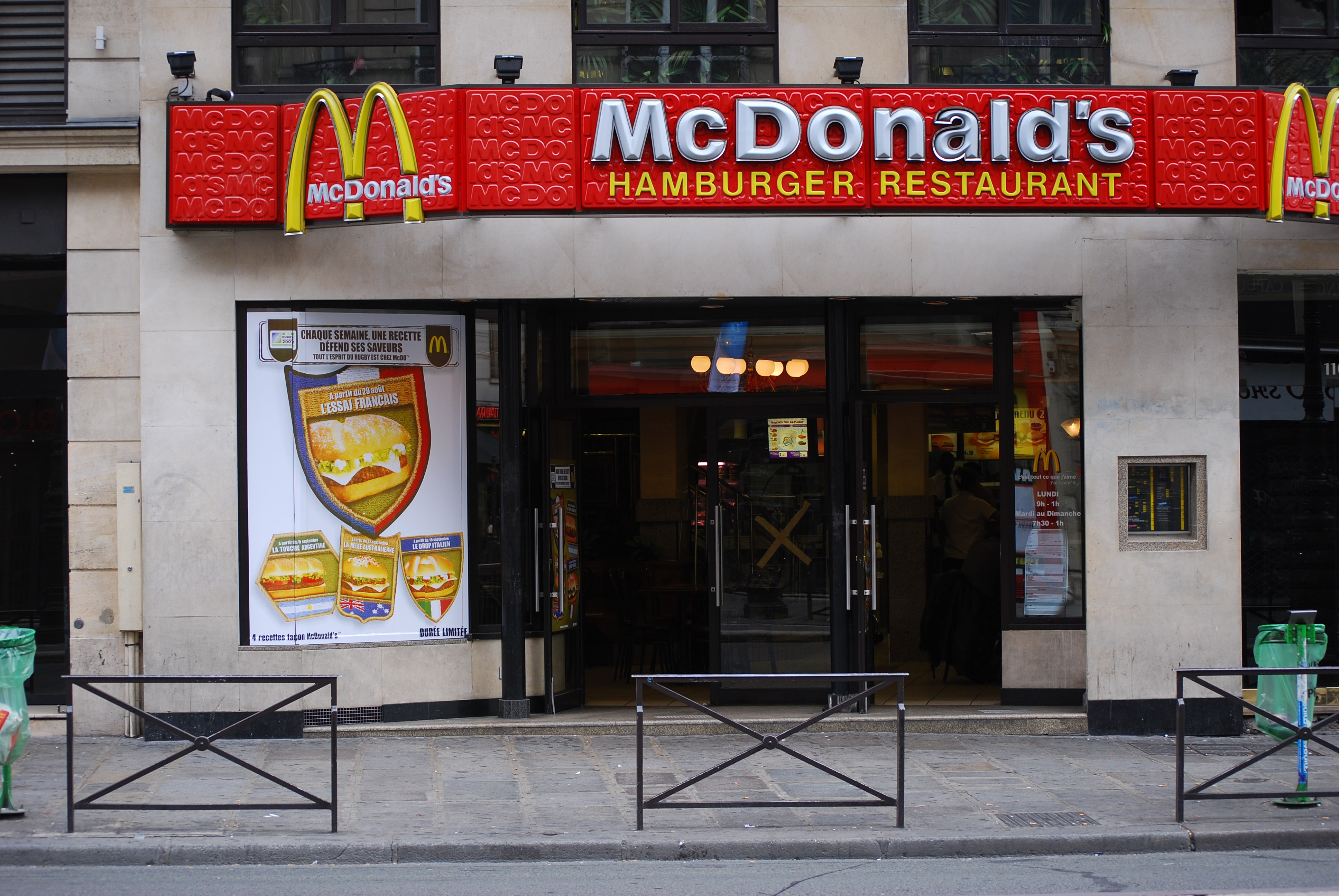 les Mc Do insolites Hamburger_McDonald's_restaurant_in_Paris