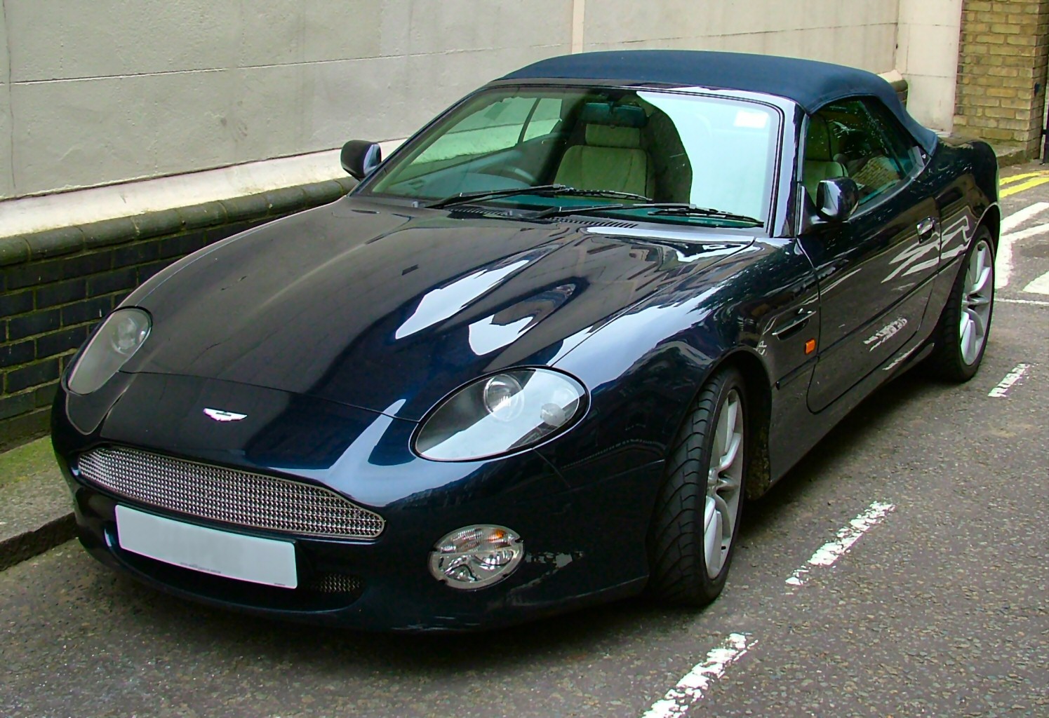 http://upload.wikimedia.org/wikipedia/commons/f/f8/Aston_Martin_DB7_Vantage.jpg