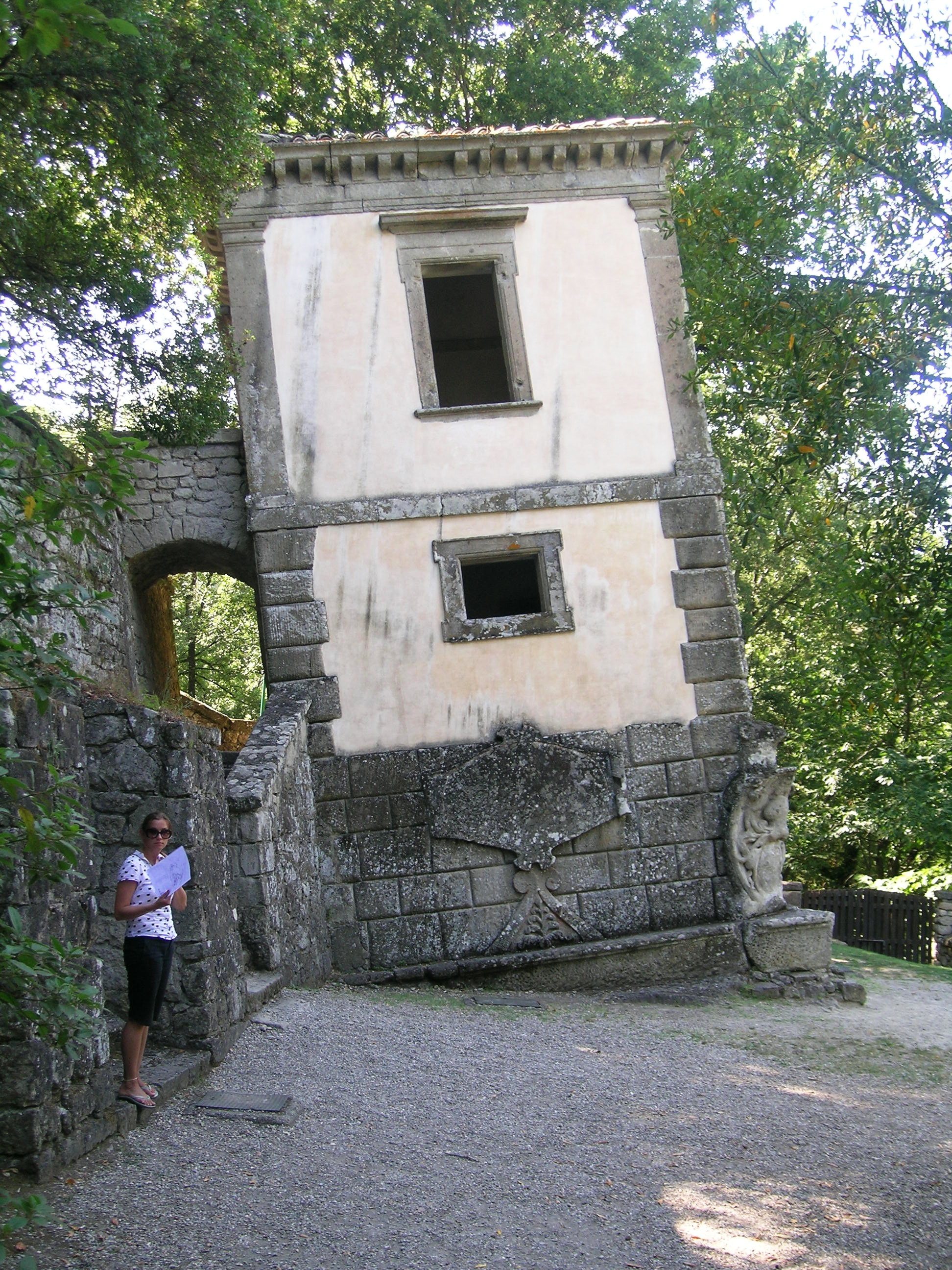 [Immagine: Bomarzo_parco_mostri_casa_pendente.jpg]