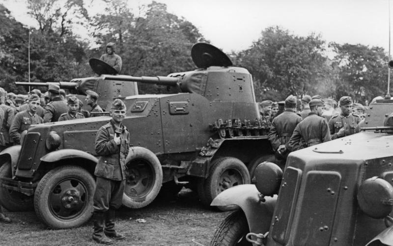 Bundesarchiv_Bild_101I-013-0068-08%2C_Polen%2C_Treffen_deutscher_und_sowjetischer_Soldaten.jpg