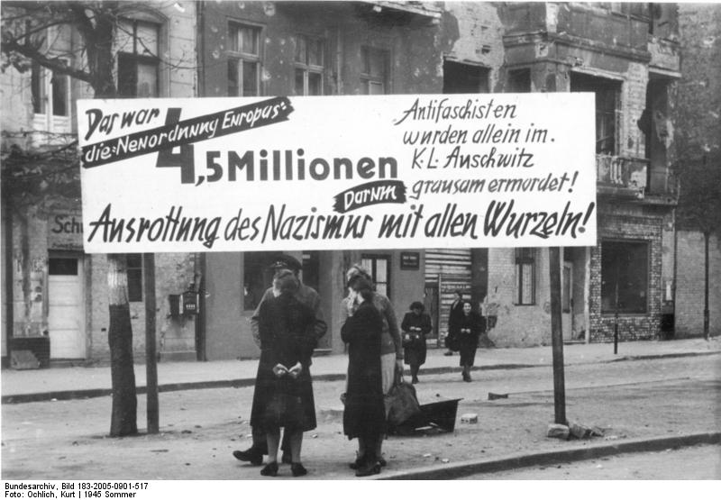 Berlin-Neukölln im Sommer 1945, Anti-NS-Transparent (Quelle: Bundesarchiv, Bild 183-2005-0901-517 / CC-BY-SA)