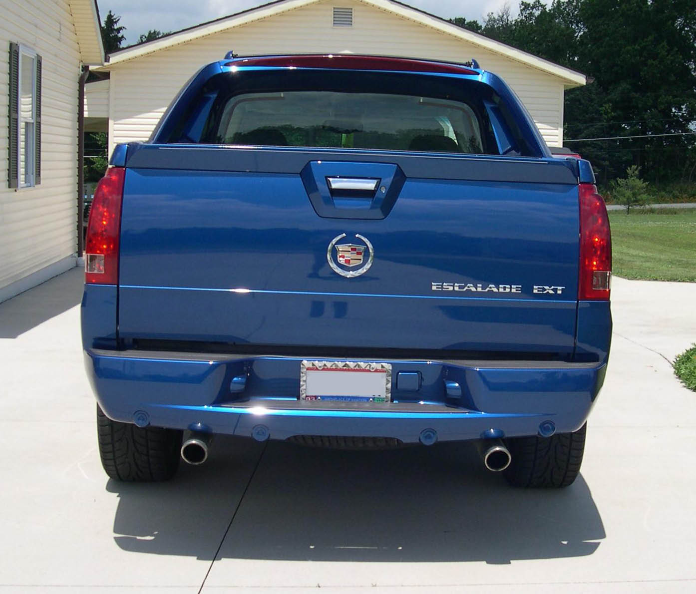 File:2003 Cadillac Escalade EXT rear.JPG - Wikimedia Commons