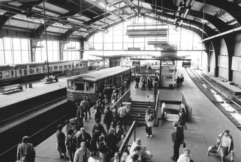 Bundesarchiv Bild 183-1990-0403-310, Berlin, Bahnhof Friedrichstraße