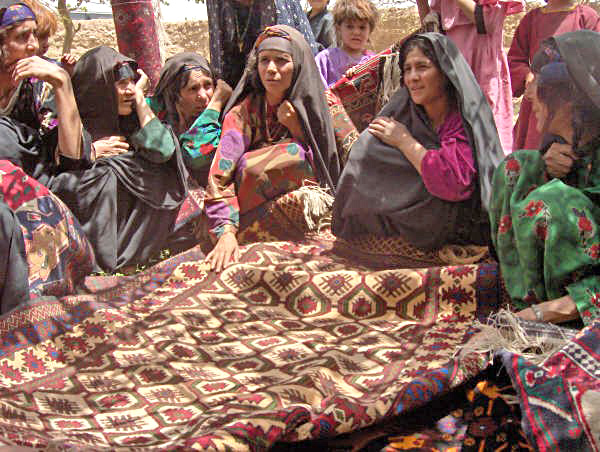 http://upload.wikimedia.org/wikipedia/commons/f/fc/Afghan_rug_weavers.jpg