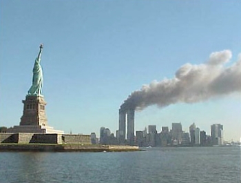 Dr 11. Septämber 2001, Skyline NY mit brännigem WTC