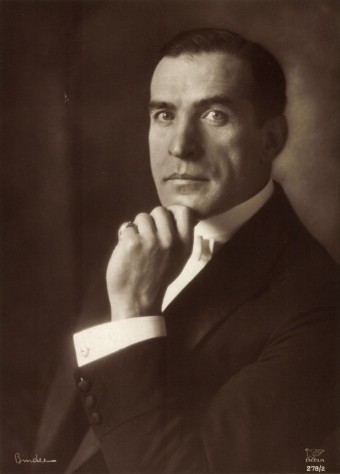 Theodor Becker en 1920, fotografiado por Alexander Binder