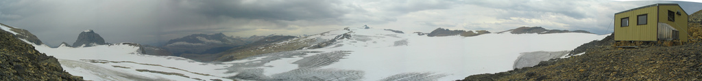 תצלום פנורמי של שדה הקרח ואפוטיק; צולם מבקתת סקוט דאנקן בשנת 2005.